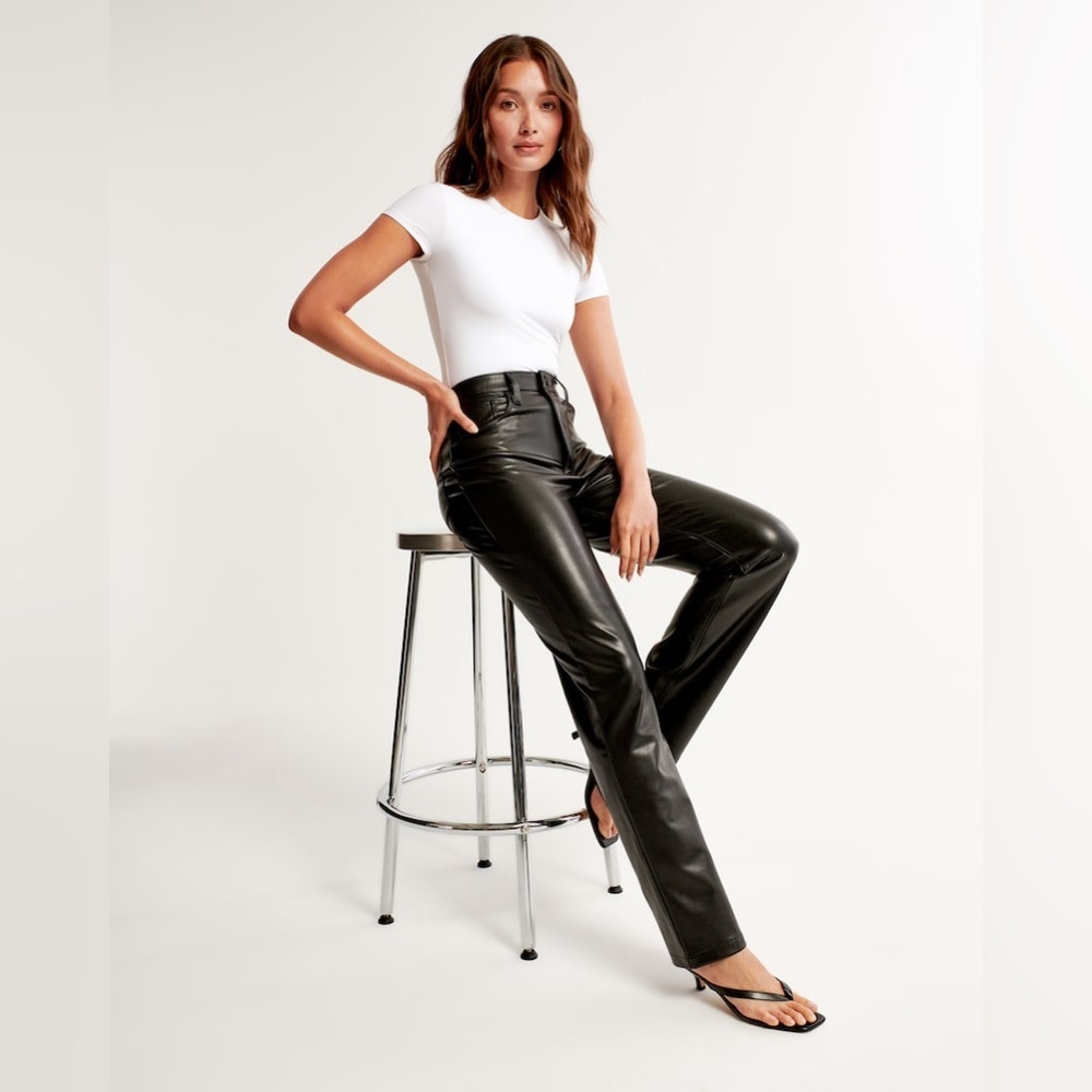 ABERCROMBIE & FITCH Vegan Leather 90s Straight Pant Black size 4/ 27